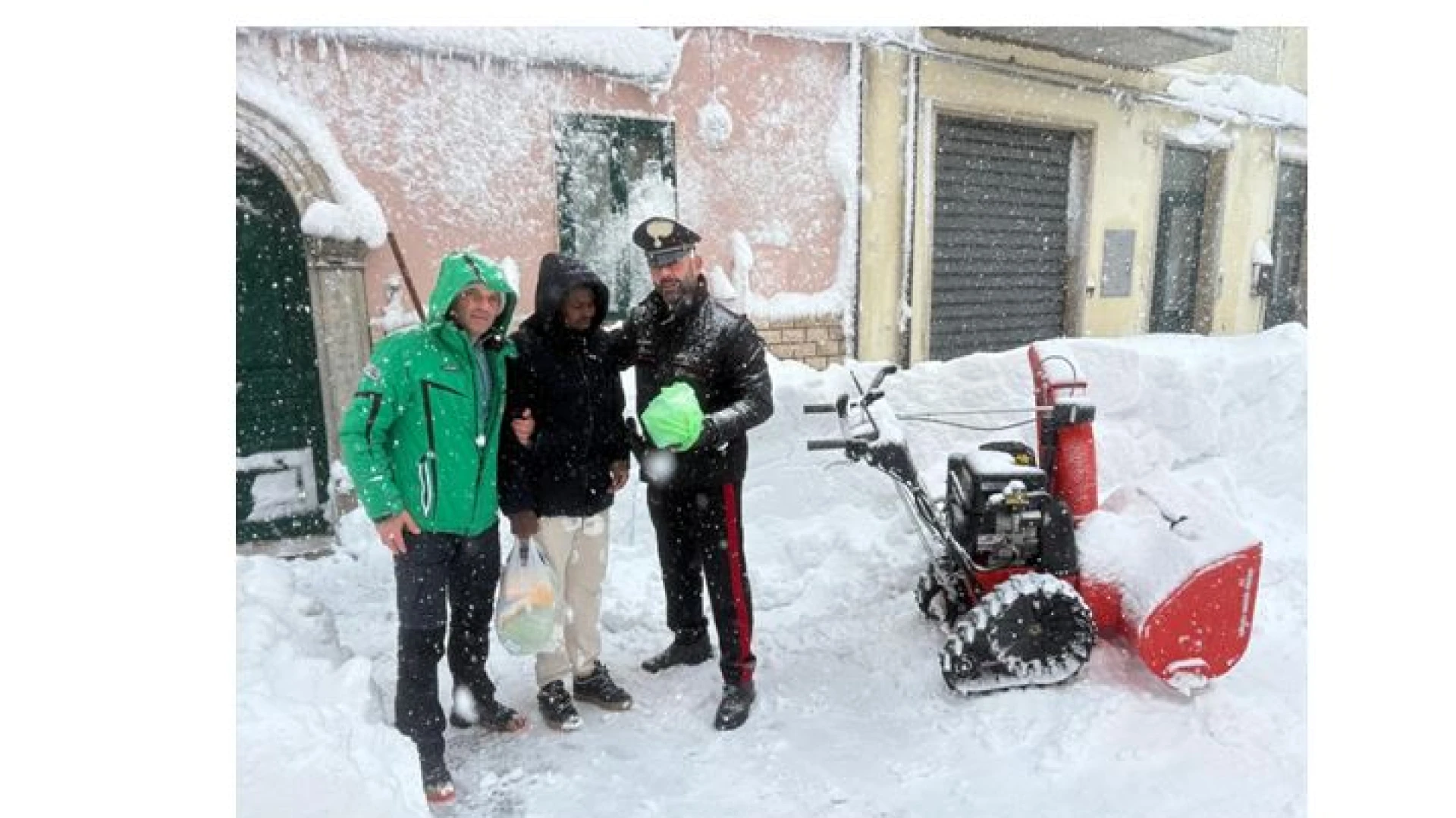 Emergenza neve in Alto Molise. I Carabinieri di Agnone consegnano beni di prima necessità a domicilio.